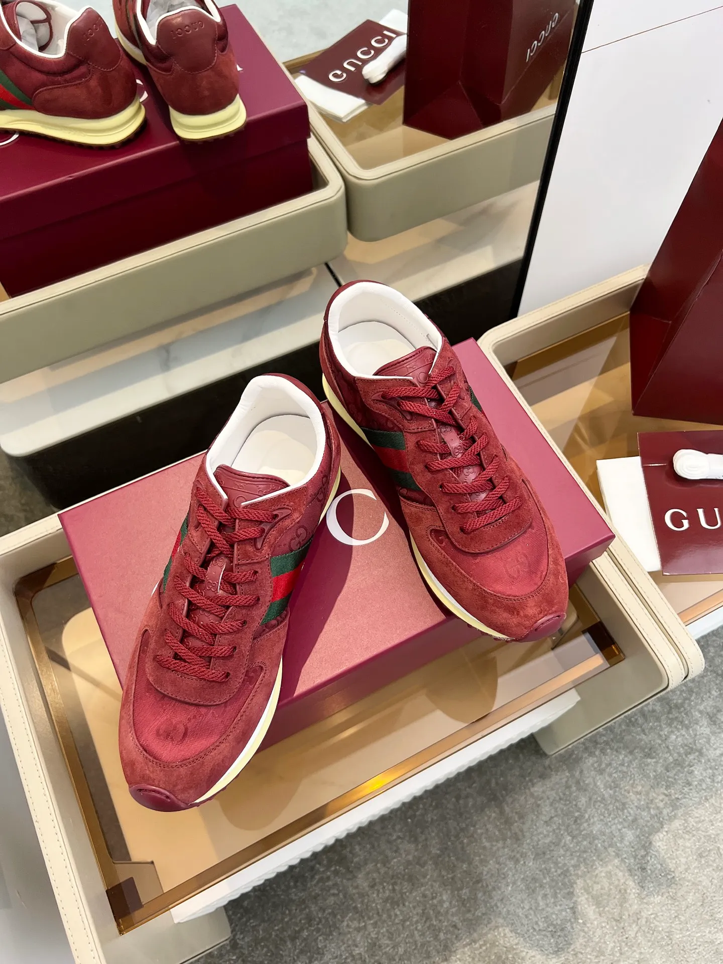 👟👟Ex-factory price 620👟👟 The design of Gucci's new casual shoes is simply amazing. The classic double G logo is matched with retro red and green webbing. It is fashionable and high-end. It is completely the top element in the fashion circle. It is highly recognizable when worn and keeps turning heads. 💯 The upper is soft and breathable, and the upper foot is comfortable! The soles are made of special cushioning material, so your feet won’t get tired no matter how much you walk. They are perfect for daily commuting, shopping, and traveling. Code number 40-45